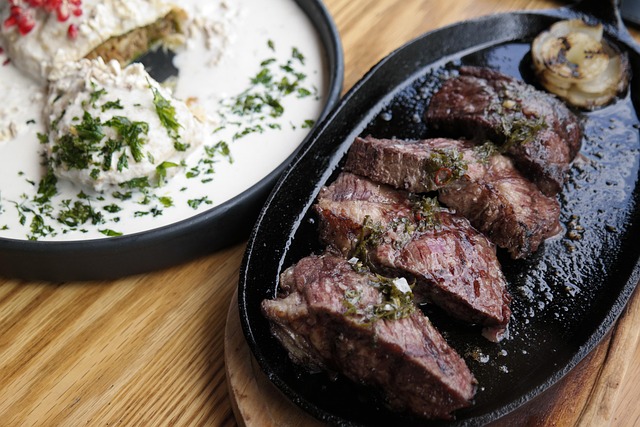 persona trabajando en su escritorio con notas y organizador